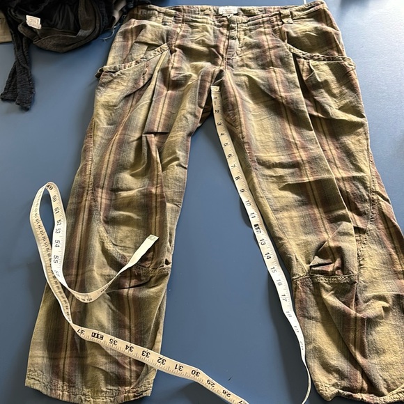 Funky!! These transit par-such capris are plaid with pockets, zippers and buckle - Picture 1 of 7